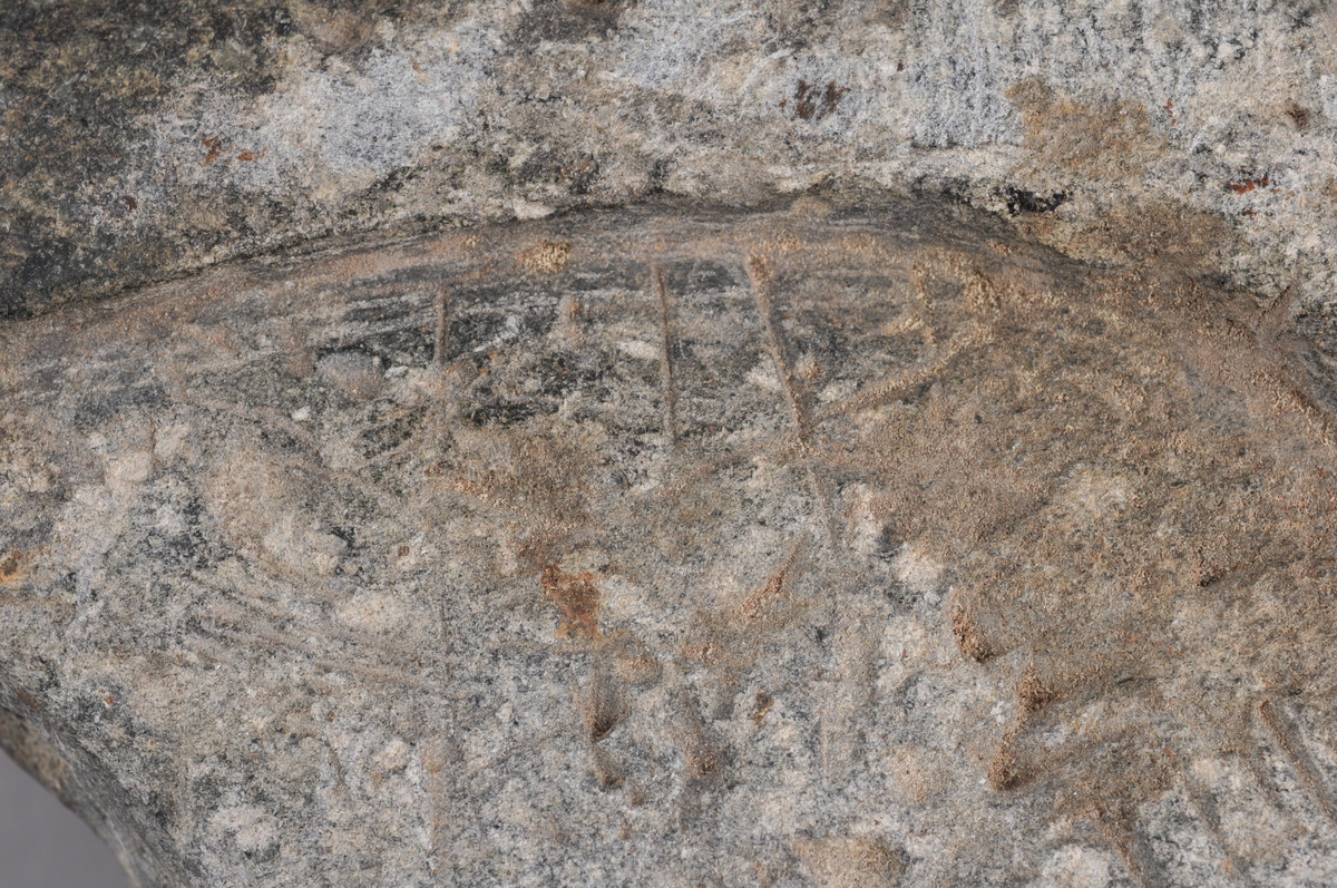 Fragment av ein hjulkross i kleberstein. Det meste av hjulet er intakt. Tre krossarmar, dei er smalast i midten og svinger sterk utover til hjulet. Hjulet er som eit vognhjul og omkransar krossarmane. "1808" (1608?) og andre innristningar på korsarmane. Fjerde krossarm manglar, så det er usikkert om krossen kan ha hatt ein sokkel.