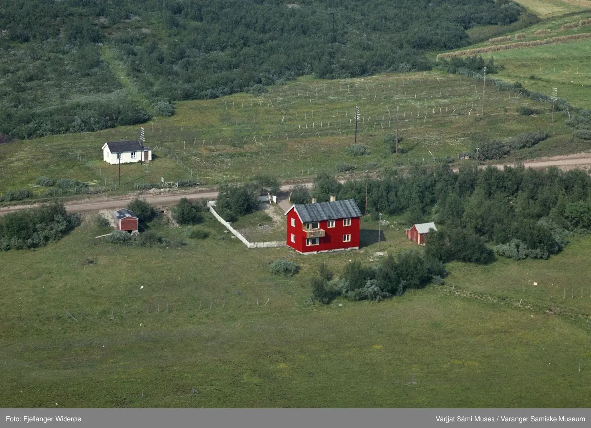 Flyfoto av Vuonnabahta / Varangerbotn i Unjárgga gielda / Nesseby kommune, 1963.