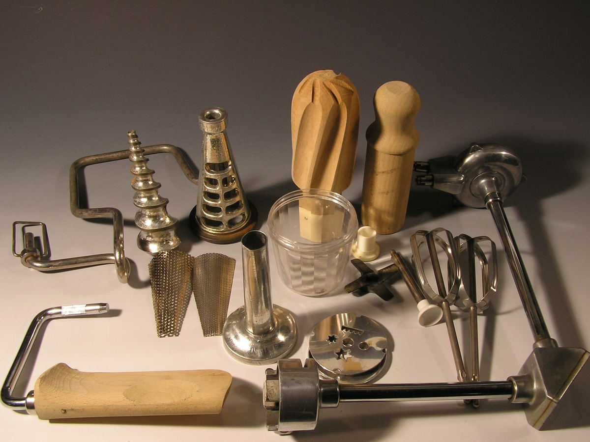 Form: Mixerfot- oval
 Med mixeren følger a)kjøttkvern m. deler  b)hurtigpisker c) sil  d)fruktpressersnegl   e)pølsehorn   f)stoppepinne g)eltekrok   h)rørerulle
