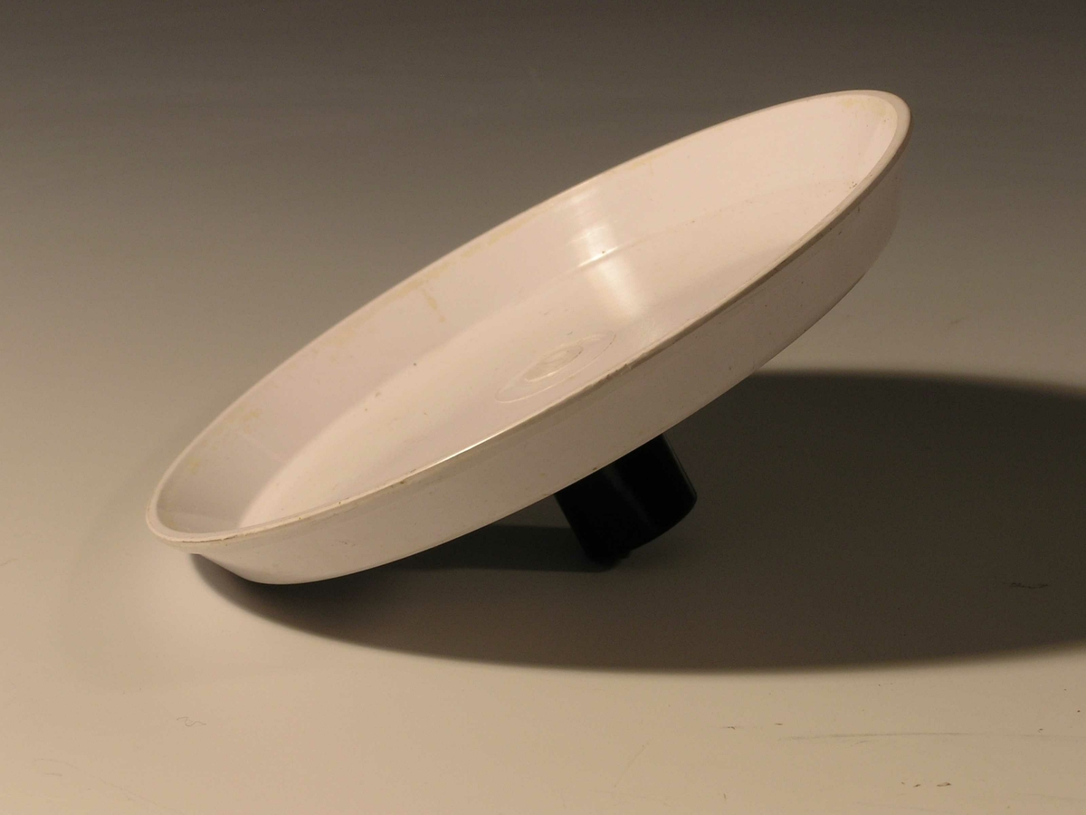 Form: Mixerfot- oval
 Med mixeren følger a)kjøttkvern m. deler  b)hurtigpisker c) sil  d)fruktpressersnegl   e)pølsehorn   f)stoppepinne g)eltekrok   h)rørerulle
