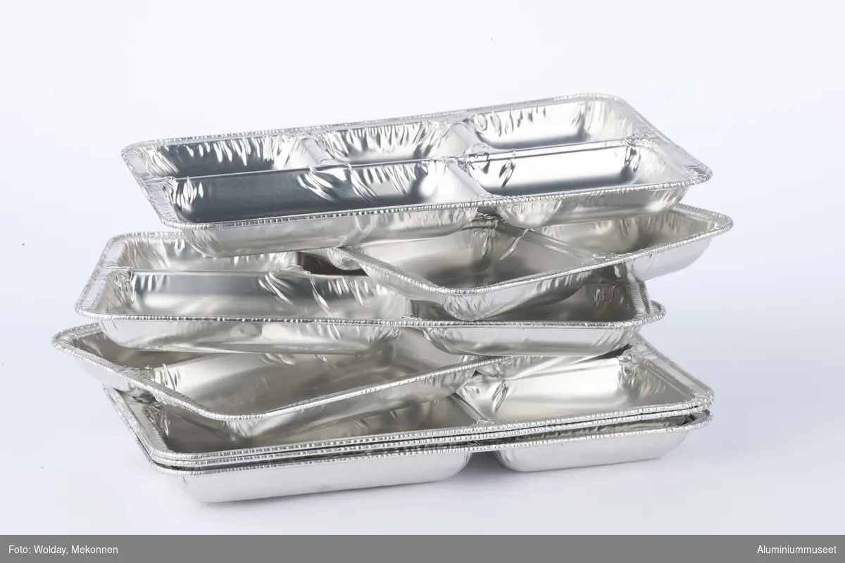 Aluminiumsform inndet med 5 rom til forskjellige matvarer (?). pRENTET INN I FORMEN STÅR: swanson