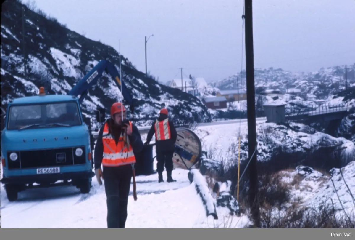 Luftkabler, strekking av luftkabel, reising av telefonmast
