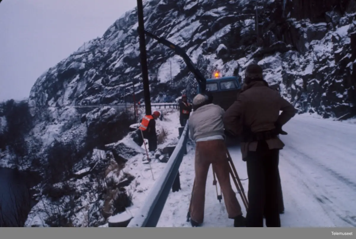 Luftkabler, strekking av luftkabel, reising av telefonmast