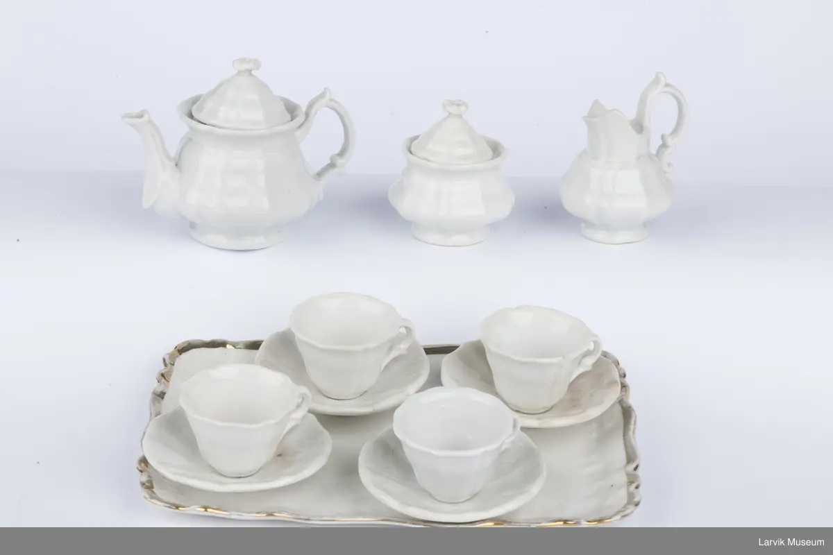 bølgeformet kanter, 2 lokk som ender i en blomst, skåler har markerte kronbladlign. former, dette mønsteret går igjen på alle delene