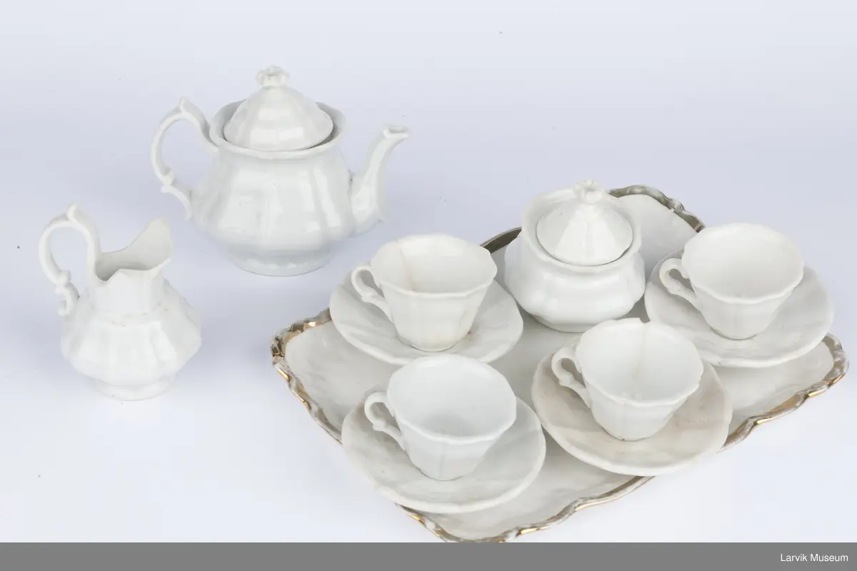 bølgeformet kanter, 2 lokk som ender i en blomst, skåler har markerte kronbladlign. former, dette mønsteret går igjen på alle delene