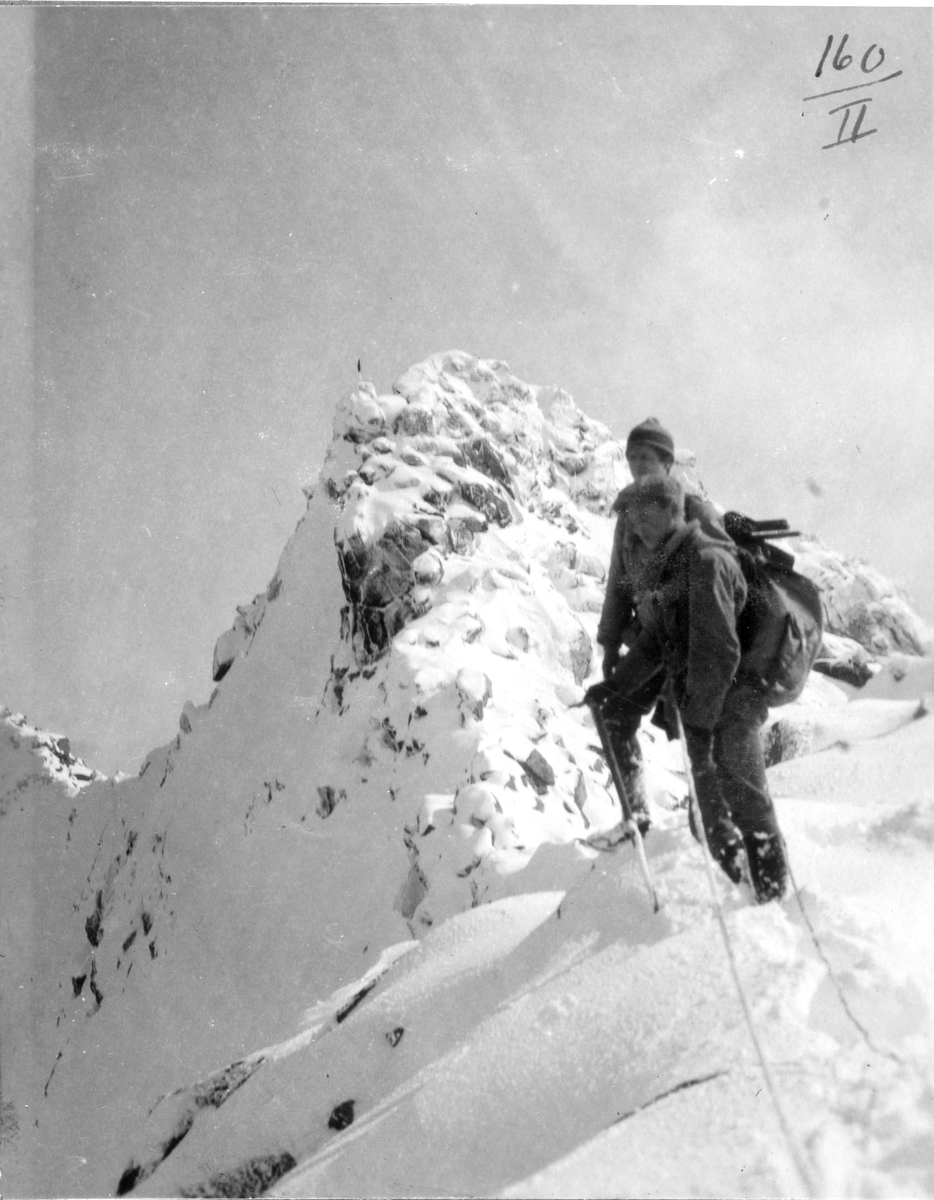 GEODESI.Triangulering: Oppstigning til Dyrhaugstind , Jotunheimen.