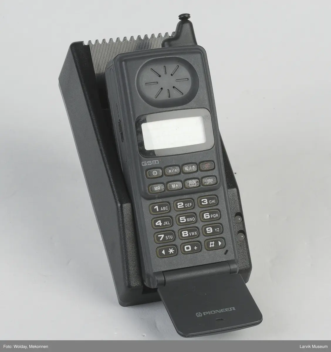 En Pioneer mobiltelefon i ladestasjon