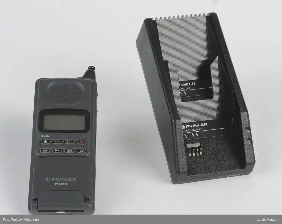 En Pioneer mobiltelefon i ladestasjon