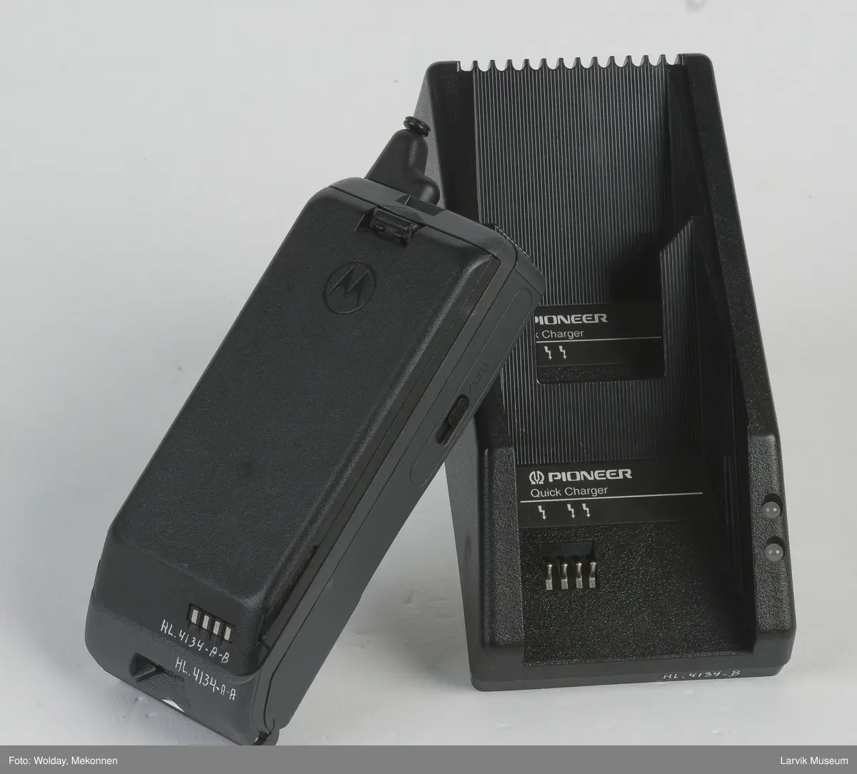En Pioneer mobiltelefon i ladestasjon