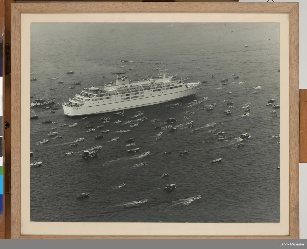 MS Peter Wessel (nr. 3) - Larvik Line - under innseiling med følge av mange småbåter.