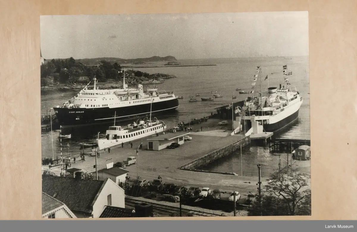 MS CORT ADELER
MS PETER WESSEL og KNUT VIKING i Larvik havn. Tollerodden i bakgrunnen.