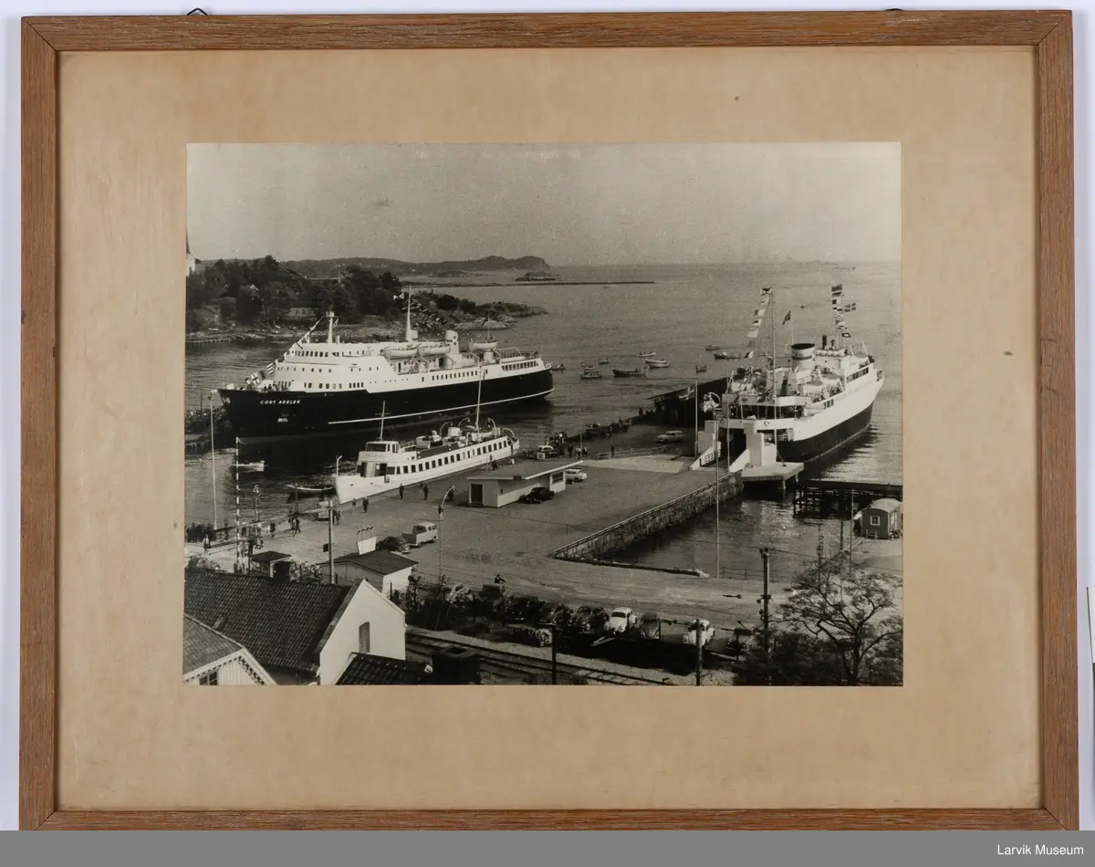 MS CORT ADELER
MS PETER WESSEL og KNUT VIKING i Larvik havn. Tollerodden i bakgrunnen.