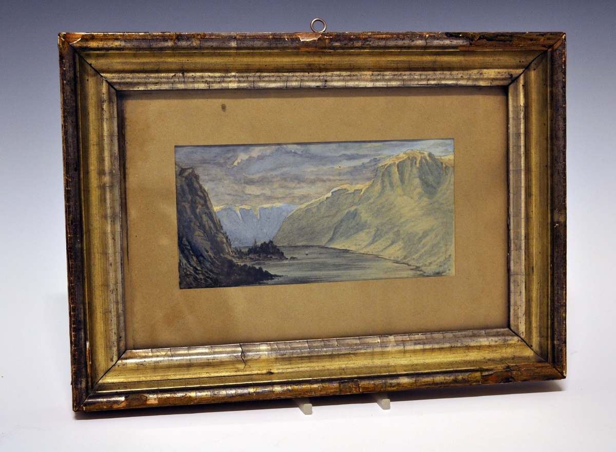 Motiv fra Sørfjorden i Hardanger. Et utsyn fra strøket ved Ullensvang mot Odda, med Folgefonnas isbre i bakgrunnen.