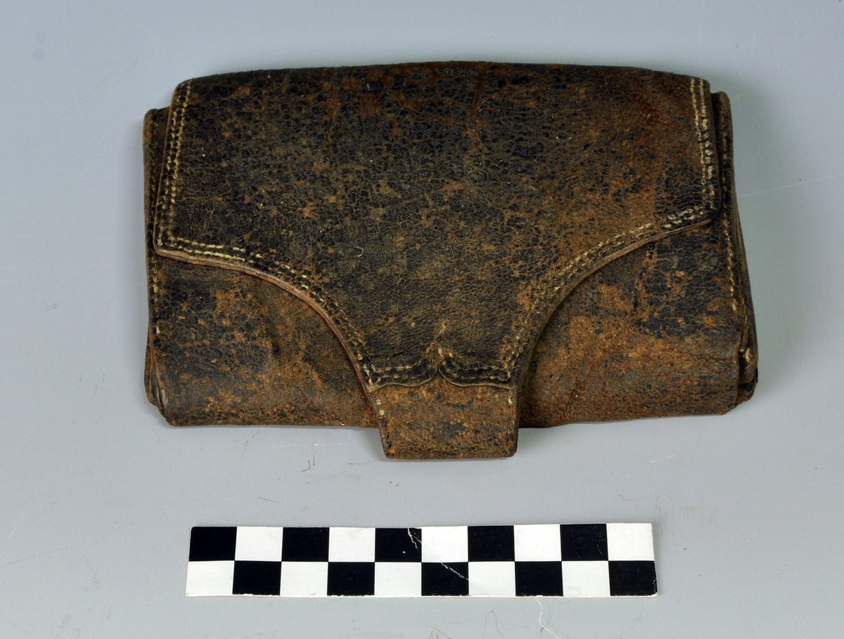 Små kors og rundringer i geometriske mønstre.