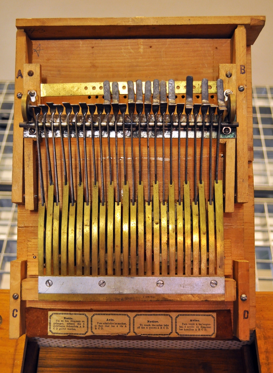 Lirekasse med sveiv - navneskilt foran "CLARIOFLUTE". Tilhørende tinn-plater med musikk på, se TGM.2011:0313.