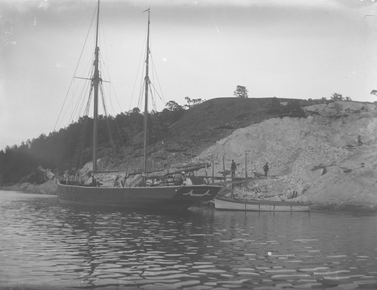 Jakten "Fredrikstad" laster ved Gulodden