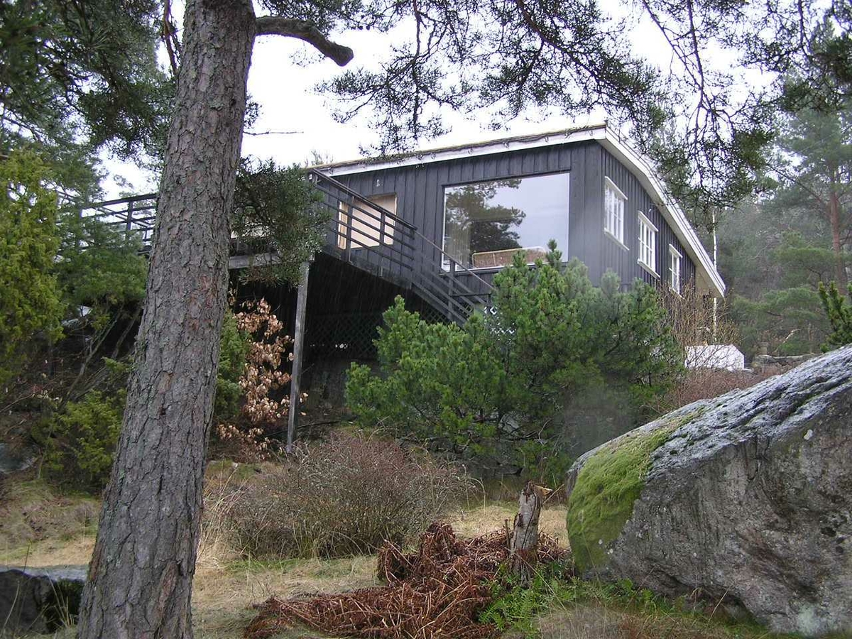 Hytta på Bærø. Bildet tatt 6.04.2005. Dagen etter ble hytta brent for få plass til en ny og større hytte. Håndverker ga tips og vi fikk hentet mange gjenstander som nå står i hytta "Solhaug" .Hytta fra ca. 1950-tallet. Inventar fra 1930-1970.
