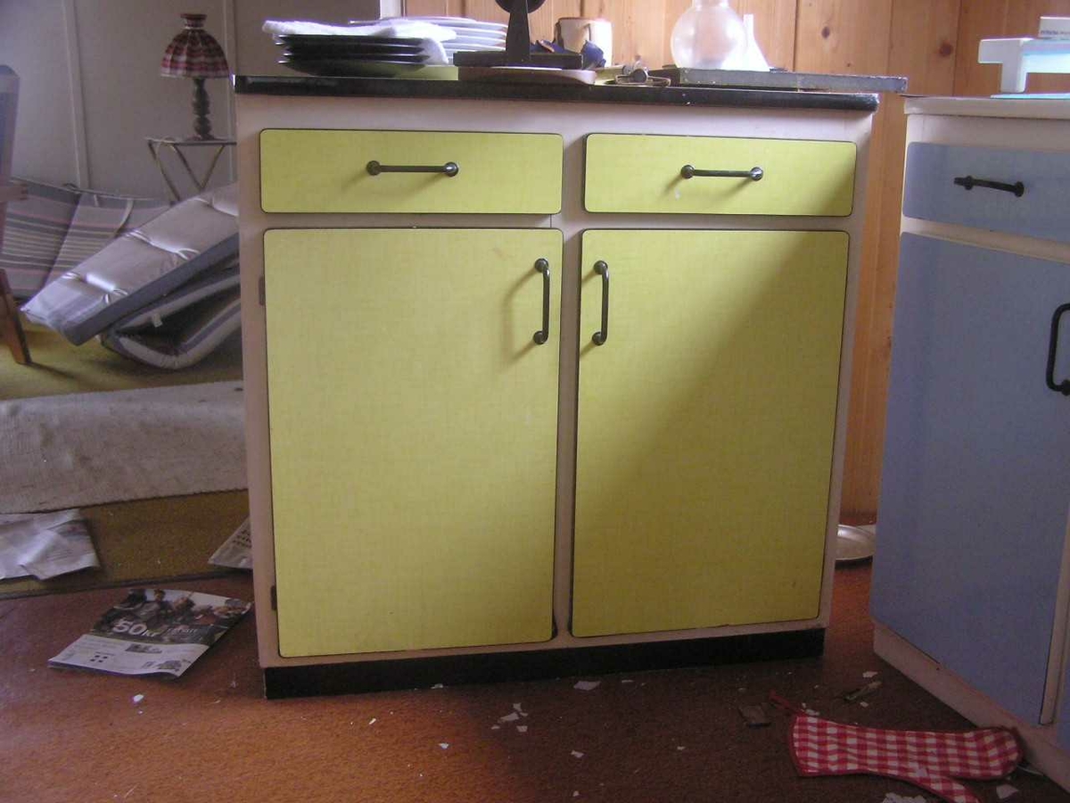 Hytta på Bærø. Bildet tatt 6.04.2005. Dagen etter ble hytta brent for få plass til en ny og større hytte. Håndverker ga tips og vi fikk hentet mange gjenstander som nå står i hytta "Solhaug" .Hytta fra ca. 1950-tallet. Inventar fra 1930-1970.