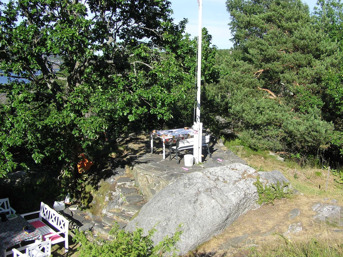 Hytte på Saltbutangen ble revet for å gi plass til en større hytte.  Idyllisk hytte med uthus og utedo. God utsikt til sjøen.