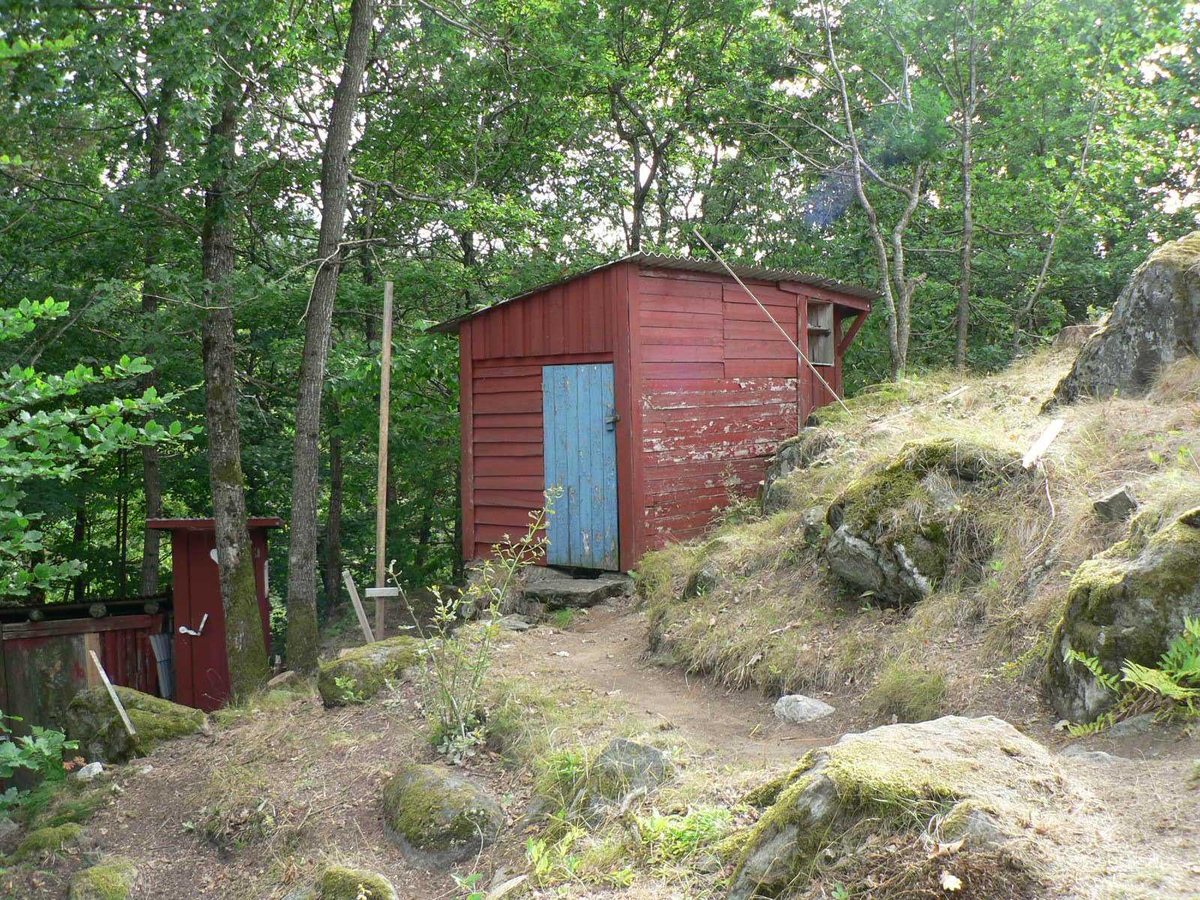 Hytte på Saltbutangen ble revet for å gi plass til en større hytte.  Idyllisk hytte med uthus og utedo. God utsikt til sjøen.