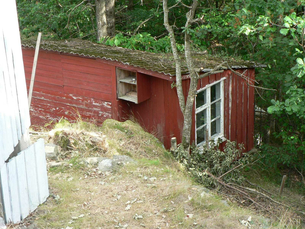 Hytte på Saltbutangen ble revet for å gi plass til en større hytte.  Idyllisk hytte med uthus og utedo. God utsikt til sjøen.
