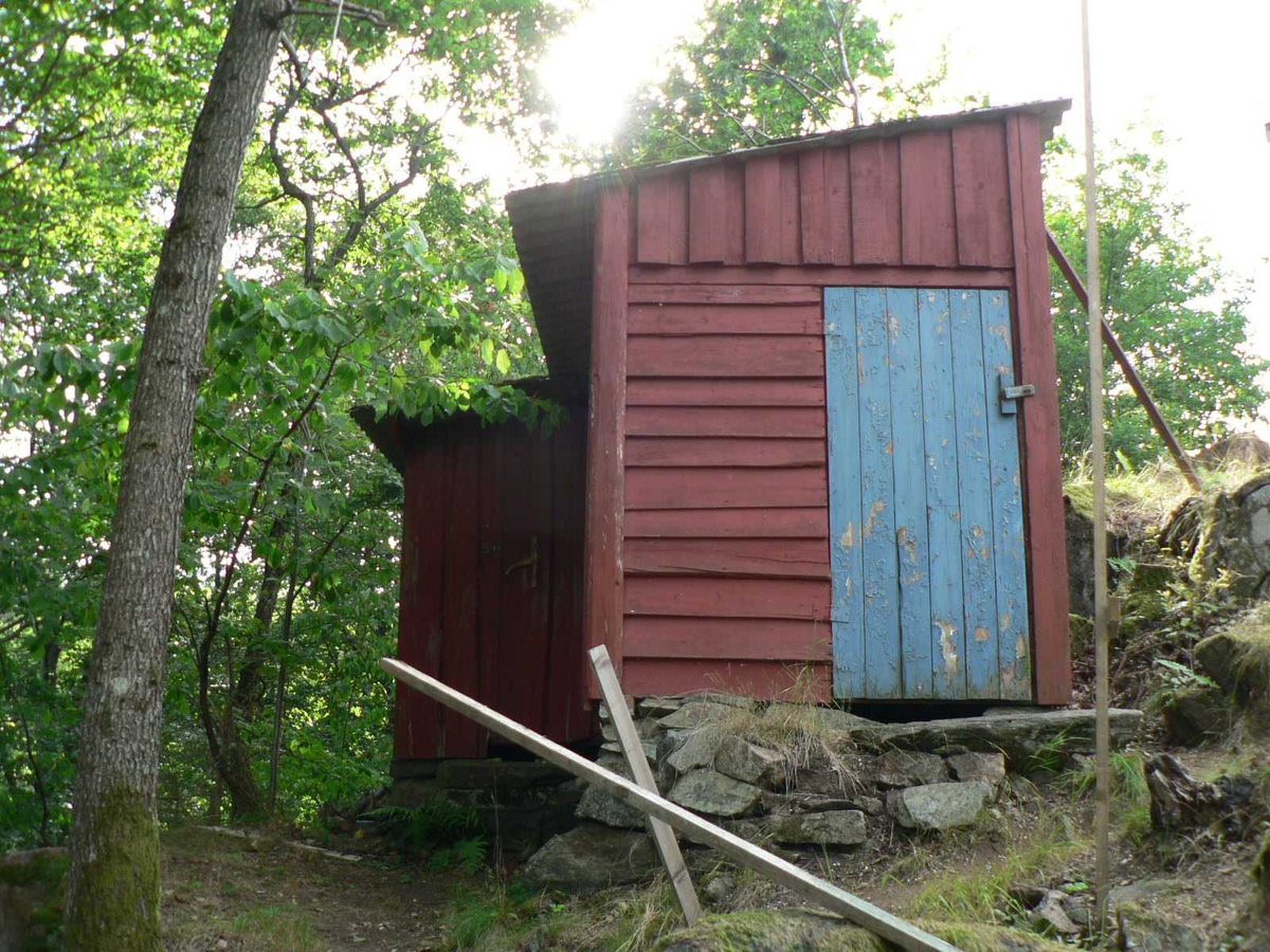 Hytte på Saltbutangen ble revet for å gi plass til en større hytte.  Idyllisk hytte med uthus og utedo. God utsikt til sjøen.