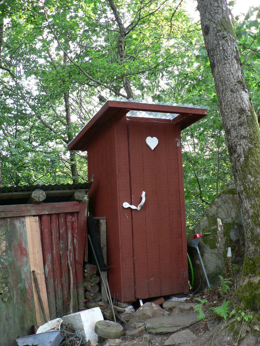 Hytte på Saltbutangen ble revet for å gi plass til en større hytte.  Idyllisk hytte med uthus og utedo. God utsikt til sjøen.