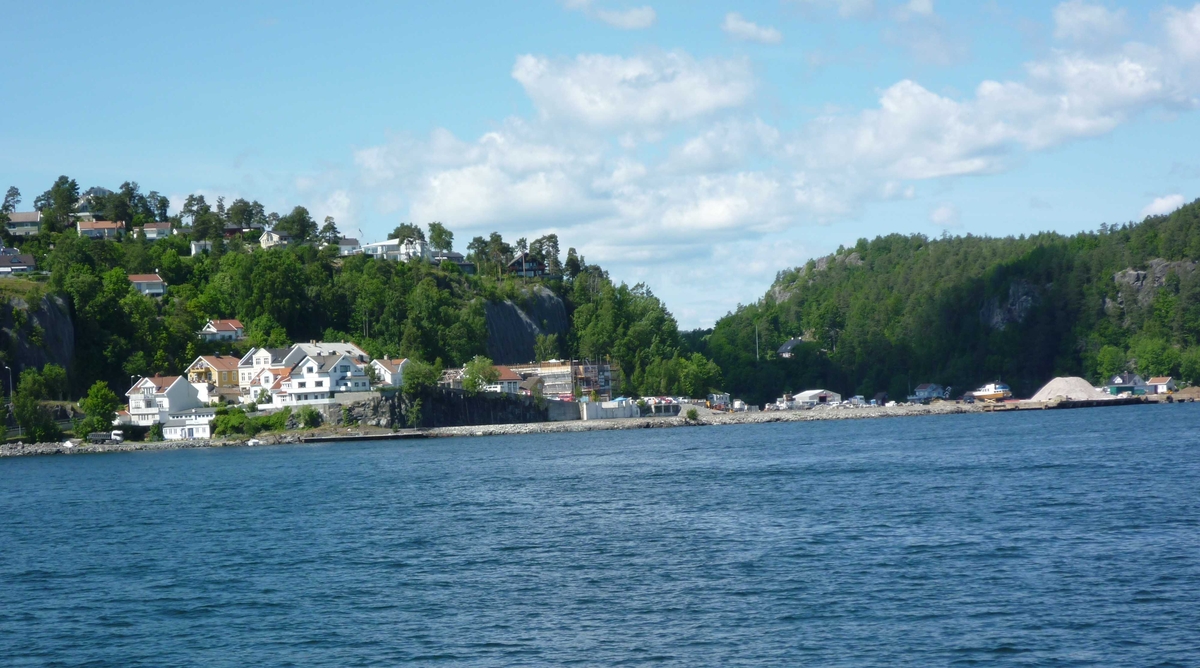 Øya med Urene, Galeiodden, Kragerø by , Stilnestangen og Valberg sett fra sjøen. 16.06.2010
