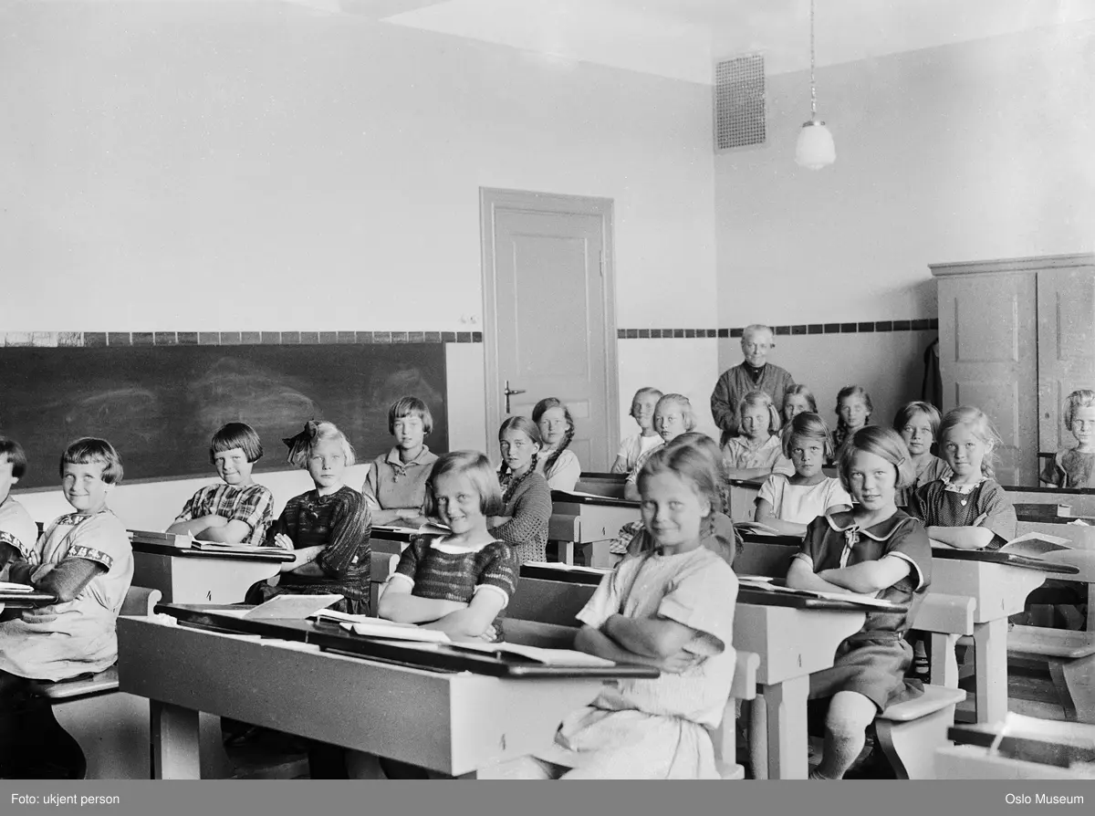 Majorstuen skole, interiør, klasserom, jenteklasse, kvinne, lærer