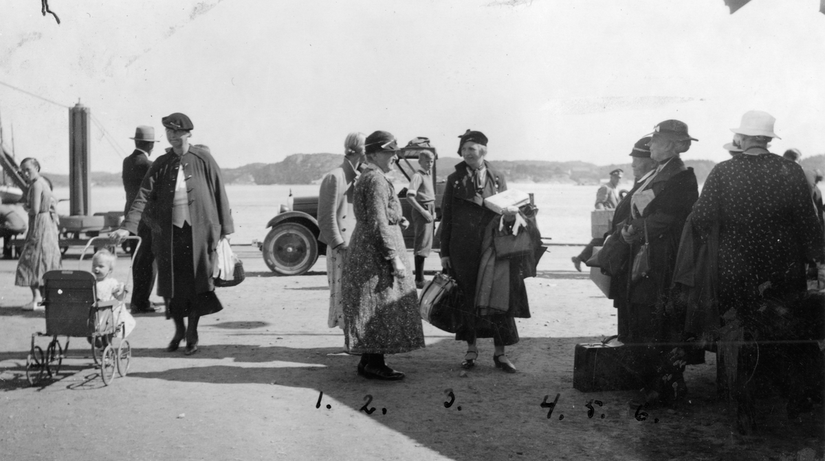 Familien Schweigaard venter på kystbåten som skal ta dem tilbake til Oslo. 1935.