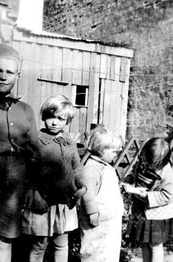 En samling bilder fra Telemark o. a. st. Bl. a. Seljord dyrsku, telemarksbåtene, mennesker, turistliv, Gråtenmoen ekserserplass, Dyrsku Dalen 1906 m. v.