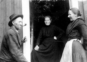 En samling bilder fra Telemark o. a. st. Bl. a. Seljord dyrsku, telemarksbåtene, mennesker, turistliv, Gråtenmoen ekserserplass, Dyrsku Dalen 1906 m. v.