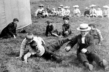 En samling bilder fra Telemark o. a. st. Bl. a. Seljord dyrsku, telemarksbåtene, mennesker, turistliv, Gråtenmoen ekserserplass, Dyrsku Dalen 1906 m. v.