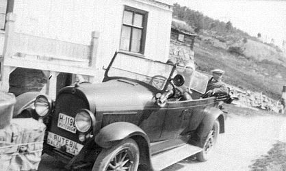 En samling bilder fra Telemark o. a. st. Bl. a. Seljord dyrsku, telemarksbåtene, mennesker, turistliv, Gråtenmoen ekserserplass, Dyrsku Dalen 1906 m. v.
