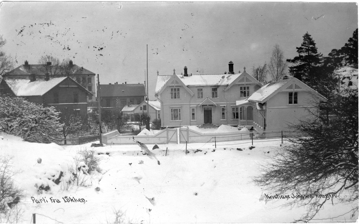 Kragerø. Parti fra Løkka. Stemplet 1916. Skipsreder A. O. Lindvigs villa med kontorfløyen til høyre. Sveitservillaen t. v. er Løkken matr. nr. 115,  sto ferdig i 1882. Den mørke bygningen i bakgrunnen er Middelskolen, oppf. 1878 og revet i 1960-årene. Bakerst t.v. Kragerø Folkeskole, ferdig 1892,