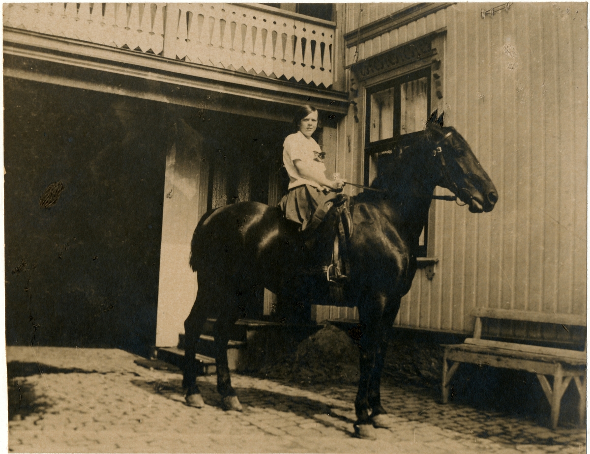 Vognmann Jacob Riis, ridende barn, vognmenn i Skien, Titti og Benedicte Cappelen, elever ved Stockholms kørskola 1913