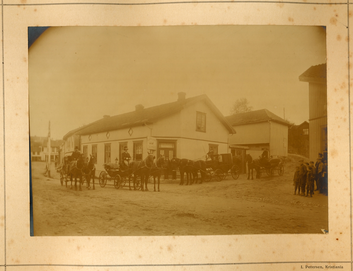 Vognmann Jacob Riis, ridende barn, vognmenn i Skien, Titti og Benedicte Cappelen, elever ved Stockholms kørskola 1913