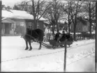 Gunnar åker släde med farbror och Tant Larsson, Per och Britta.