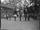 Skolbarnen i ring på skolgården.