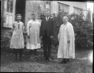 Fru Andersson, Stud. Classon, Elsa Norstedt och mamma framför skolhuset i Örelund.