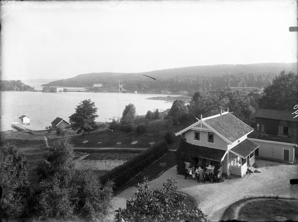 Hus ved sjøen fotografert. Idavollen ved Eidangerfjorde, vest for Mule varde, Skjelsvikbukta.
Skjelsvik ved Eidangerfjorden. Kohtøya i bakgrunnen.