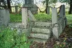 Gestad, Friherre Erik Axel Roos gravmonument. Trappa.