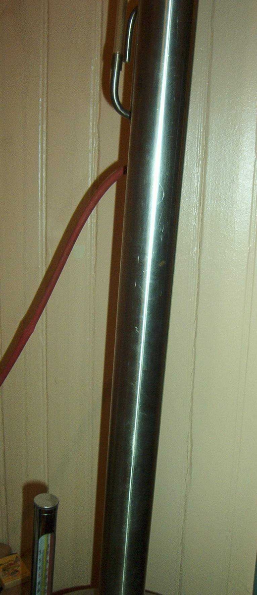 Hjemmebrentsapparat med tårn. Apparatet er 2,10 meter høyt. Det er to gradestokker, en bryter med tre trinn.