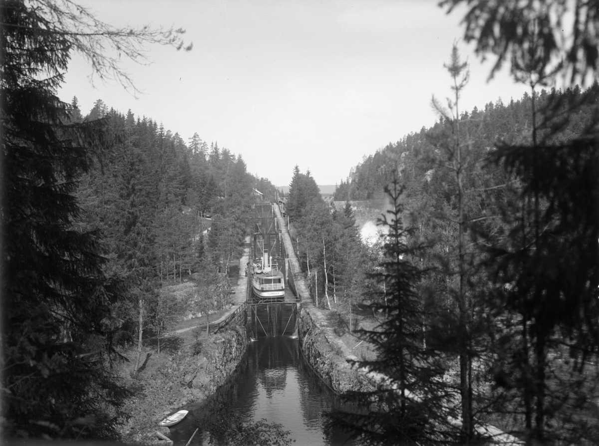 Dampskipet "Telemarken" fotografert i Vrangfoss.