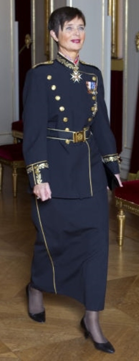 Foret, sort jakke med gullbrodert eikeløv med nøtter på krave og på ermer. 14 gullforgylte knapper i front, to på hvert erme og seks ved splitten bak. Gullkant langs hele fronten, på kraven på ermene og ved splitten. Epåletter i flettet gull med fire stjerner og eikeløv (politidirektør). Hvit løssnipp festet med borrelås.

Langt, sort skjørt med gullrender i sidene og glidlås bak.

Sort politilue med luemerke i gull og rødt og eikeløvsbroderier i sort og gull. To forgylte knapper holder luesnoren på plass.

Sort stoffbelte med gullkant innvevd mønster (eikeblad og sikksakkbord) Rektangulær beltespenne i gullforgylt metall med riksvåpen. Beltets lengde kan reguleres med borrelås på innsiden, og er nå 90 cm langt medregnet spennen.

Det hører til hvite hansker, men disse mangler.