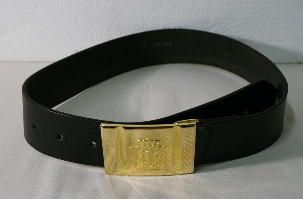 Foret, sort jakke med gullforgylte eikeløvsnåler på kraven. 4 gullforgylte knapper med riksvåpen i front og to ved splitten bak. Epåletter i flettet gull med fire stjerner og eikeløv (politidirektør). Fire lommer med klaff og knapp. Politimerke med riksvåpen på overarmene. Navneskilt i sort plast med gul skrift og riksvåpen. To ekstra navneskilt medfølger.

Knelangt, sort skjørt med glidlås bak.

Et kryssbandolær med gullforgylt rektangulær spenne dekorert med riksvåpen.

Et bredt lærbelte med gullforgylt rektangulær spenne dekorert med riksvåpen.

Et smalt lærbelte med gullforgylt rektangulær spenne dekorert med riksvåpen.

Politilue med hvit pull og luemerke i gull og rødt og eikeløvsbroderier i sort og gull. To forgylte knapper holder luesnoren på plass. (Lue for vinterhalvåret (med sort pull) registrert på NRM.03690)

Slips, skjorte og hvite hansker medfølger ikke.