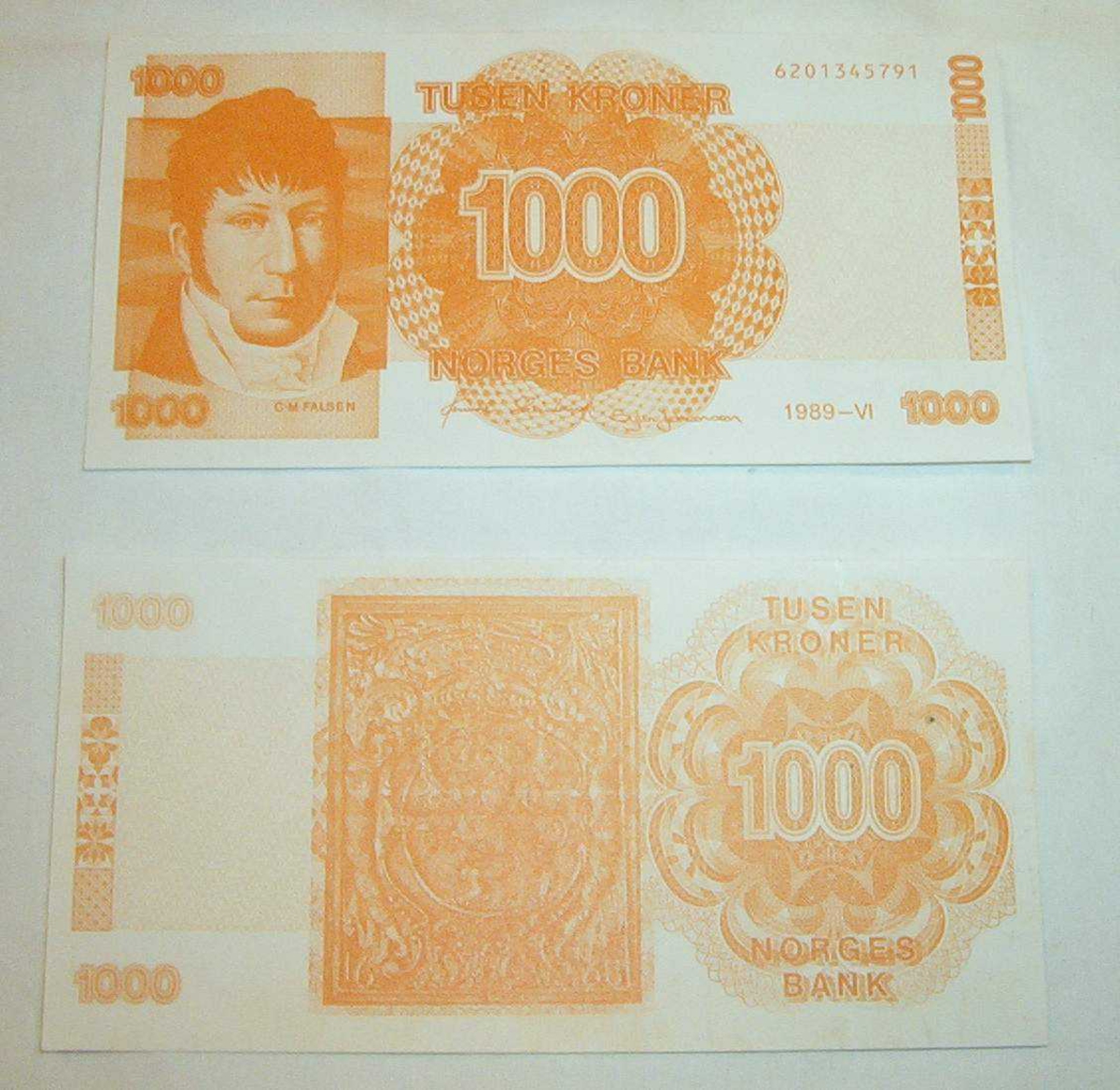 1 stk trykkplate m/1000 kronesedler
1 stk kopi av vannmeke m/motiv av Falsen
10 stk falske 1000 kroner sedler
10 stk prøvetrykk til 1000 kroner sedler