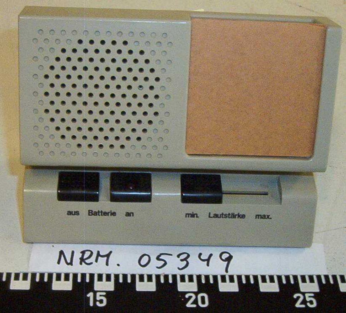 Innhold:
1 - Mikrofon SRA General Electric Co. ., USA
1 - Charger CU6008
1 - Charger Simonses type FW1399
1 - Høytaler Blaupunkt 1S Watt
1 - Telefonforsterker