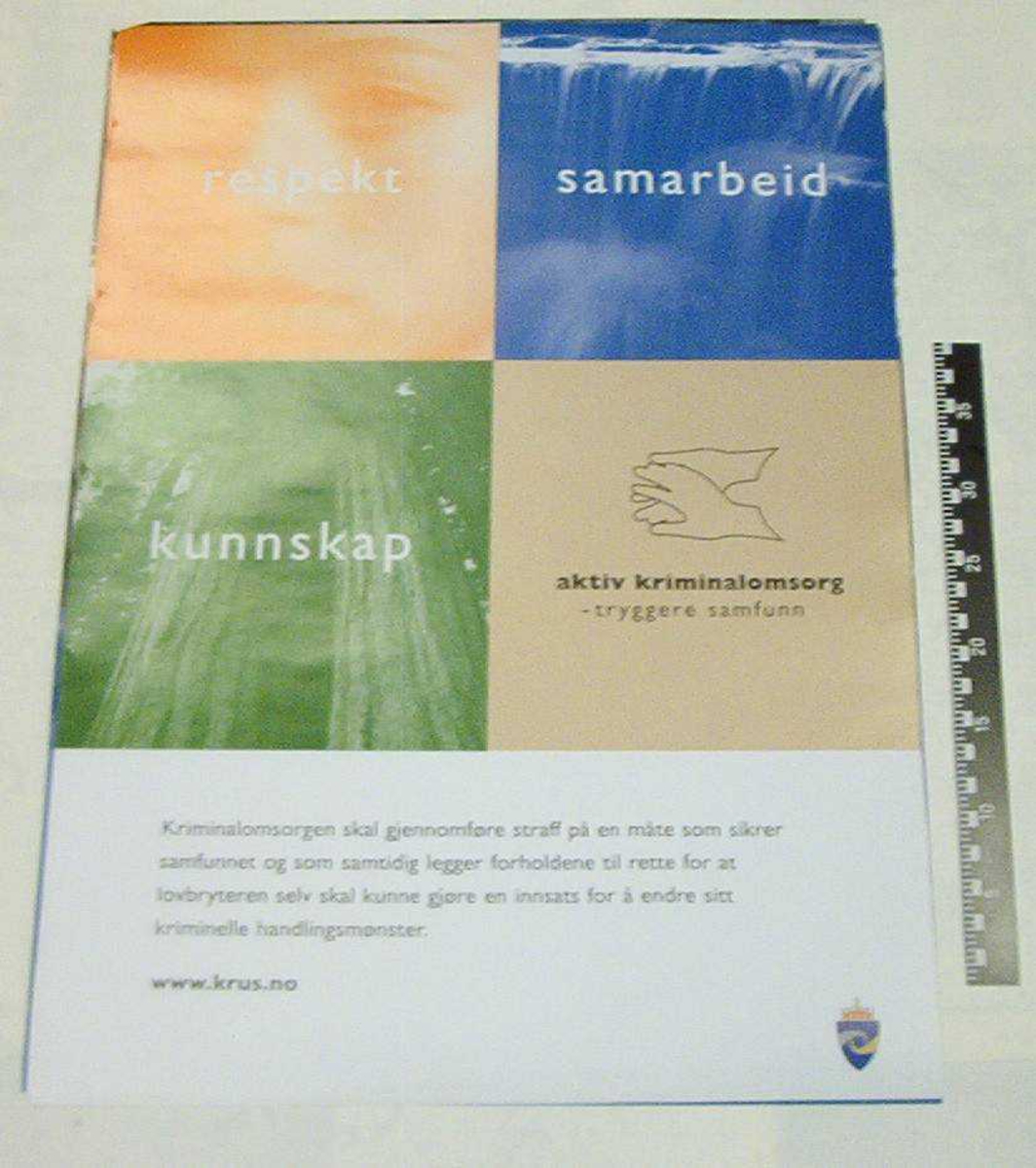 8 plakater om AKTIV KRIMINALOMSORG:
a:  2 stk. kunnskap
b:  2 stk. samarbeid
c:  2 stk. respekt
d:  2 stk. respekt, samarbeid, kunnskap
