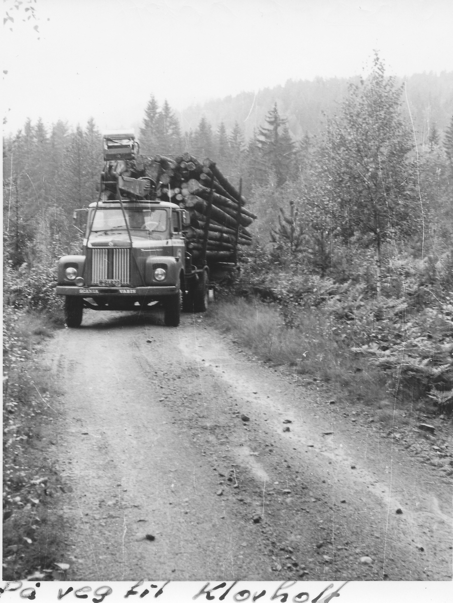 Lastebil med tømmerlass på veg til Klovholt, 1960-tallet